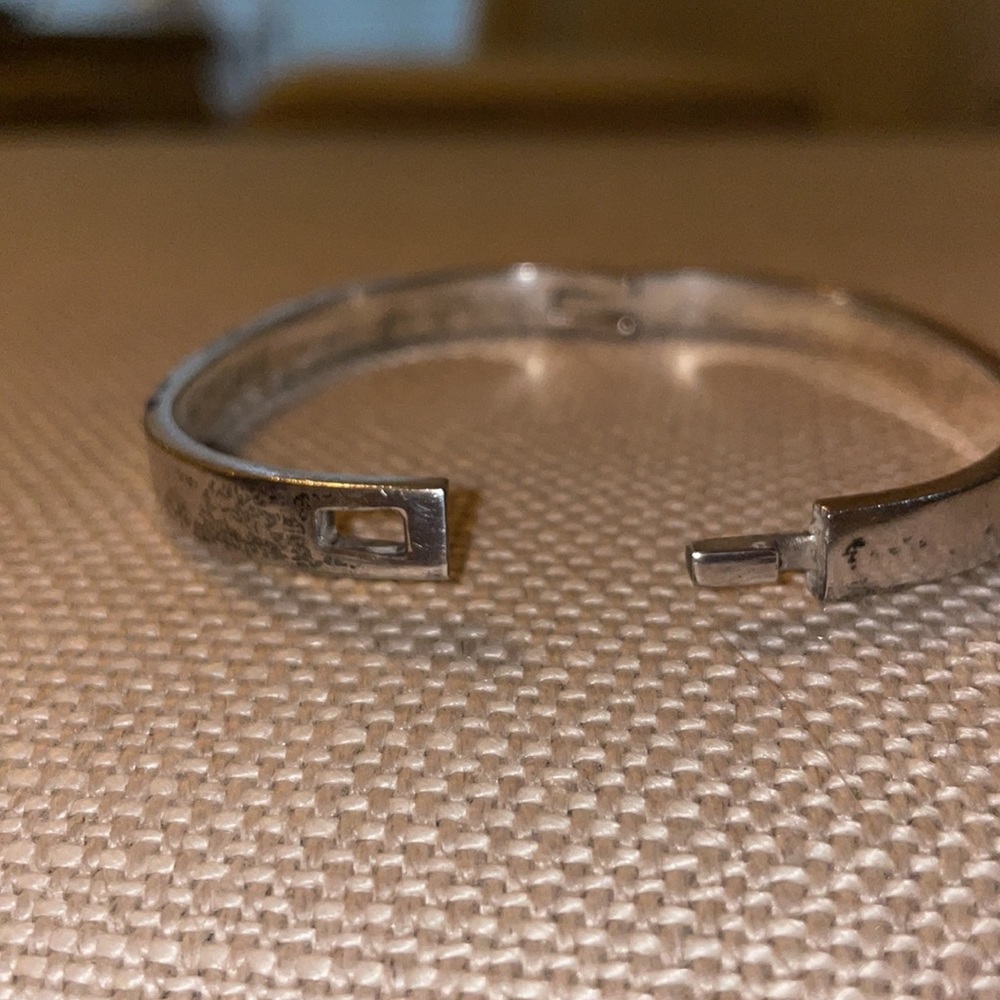 Sterling silver bangle with hinge light closure - Picture 5 of 5
